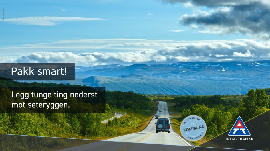 Landskapsbilde av en bil som kjører på en landevei omgitt av grønn natur og fjell i bakgrunnen, under himmel med skyer. Teksten på bildet er: 